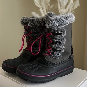 Magellan Outdoors Size 3 Girls Boots. Worn once.